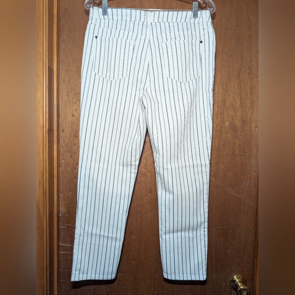 Chico's sz 6 So Slimming Girlfriend Slim Leg Ankle Jeans Pinstripe Off White - Picture 2 of 6